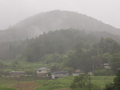 15雨にかすむ山.jpg