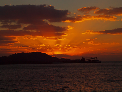 22島に沈む夕陽.jpg