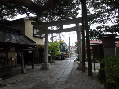 22御霊神社と江ノ電鳥居くぐり.jpg