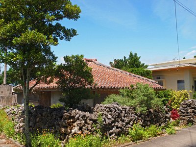 2波照間島の赤瓦の家.jpg